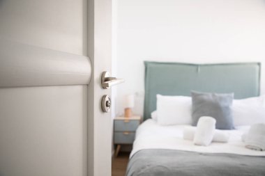 Otel odası pastel renklerde.