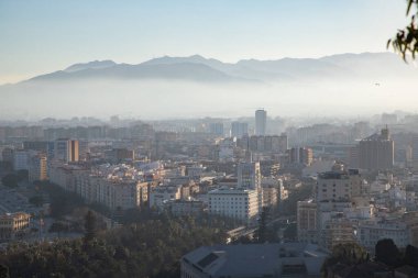 Gün batımı pankartıyla Malaga 'ya bak