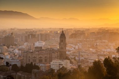 Gün batımı pankartıyla Malaga 'ya bak