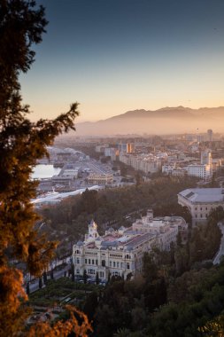 Gün batımı pankartıyla Malaga 'ya bak