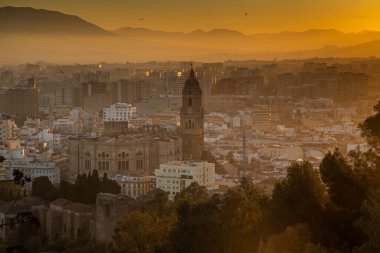 Gün batımı pankartıyla Malaga 'ya bak