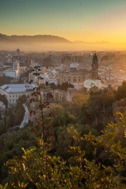 Gün batımı pankartıyla Malaga 'ya bak