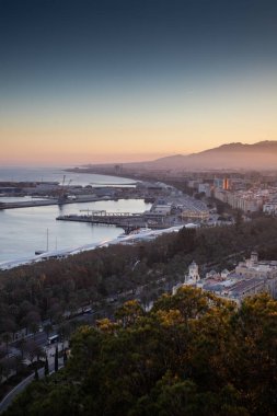 Gün batımı pankartıyla Malaga 'ya bak