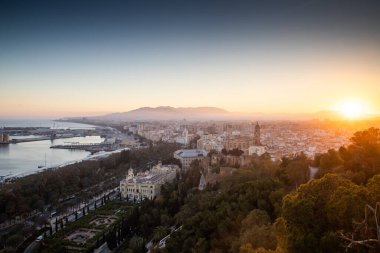 Gün batımı pankartıyla Malaga 'ya bak