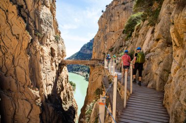 Endülüs 'te Caminito Del Rey Patikası' nda yürüyüş yapan yaşlı çift