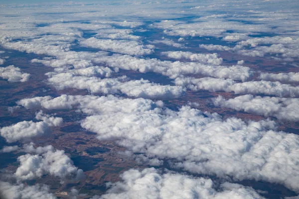 山の上の雲の空中ビュー — ストック写真