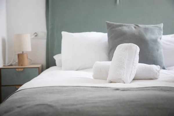 Sypialnia Hotelowa Pastelowych Kolorach — Zdjęcie stockowe