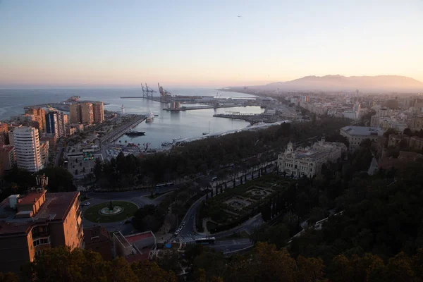 Gün batımı pankartıyla Malaga 'ya bak