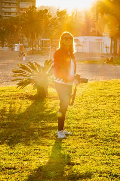 Щаслива Красива Жінка Насолоджується Заходом Сонця Парку — стокове фото