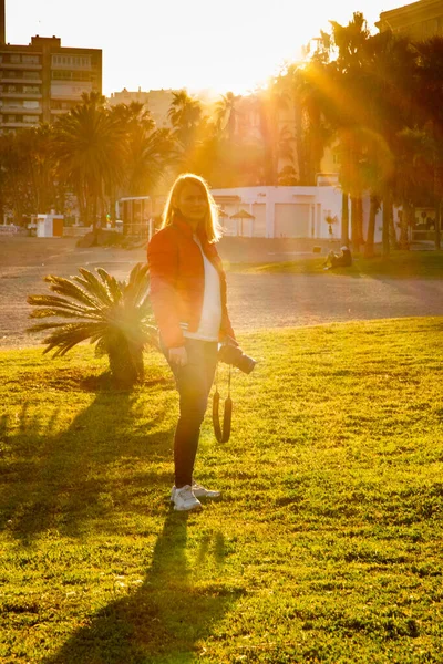 Feliz Hermosa Mujer Disfrutando Puesta Sol Parque — Foto de Stock