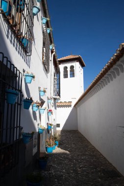 Granada 'nın pitoresk Albaisin ilçesinde güneşli bir yaz öğleden sonrasında. Endülüs İspanya.