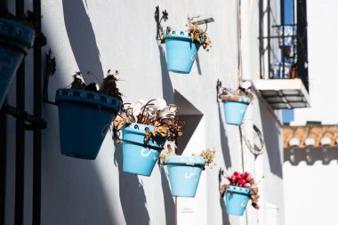 Granada 'nın pitoresk Albaisin ilçesinde güneşli bir yaz öğleden sonrasında. Endülüs İspanya.