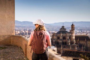 Granada 'nın pitoresk Albaisin ilçesinde güneşli bir yaz öğleden sonrasında. Endülüs İspanya.