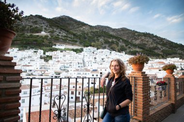 Mijas 'ın pitoresk köyünde gezinen bir kadın. Costa del Sol Endülüs İspanya