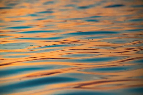日没時の波の抽象的な背景 — ストック写真