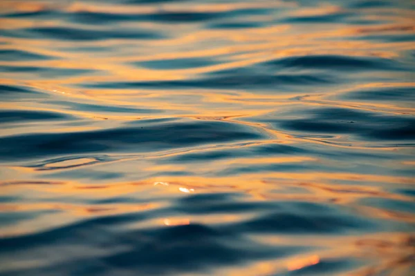 日没時の波の抽象的な背景 — ストック写真