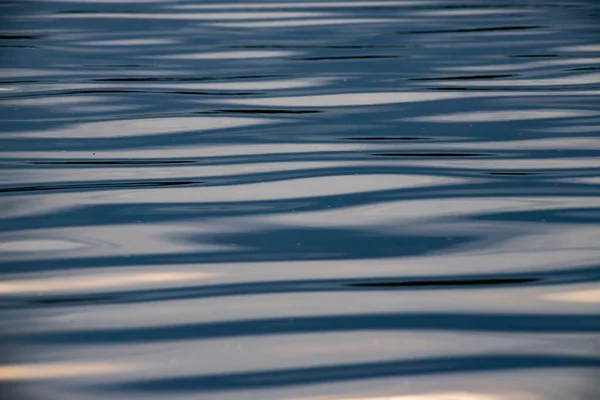 抽象的蓝色水面背景平静的波浪 — 图库照片
