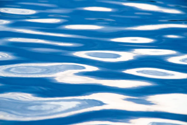 Elvont Kék Víz Felszíni Háttér Nyugodt Hullámok — Stock Fotó