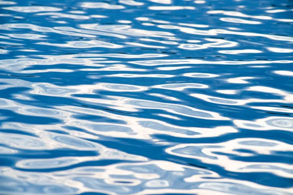 Elvont Kék Víz Felszíni Háttér Nyugodt Hullámok — Stock Fotó