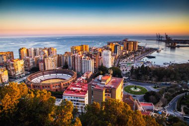 Gün batımı pankartıyla Malaga 'ya bak