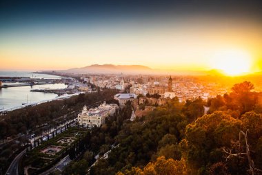 Gün batımı pankartıyla Malaga 'ya bak