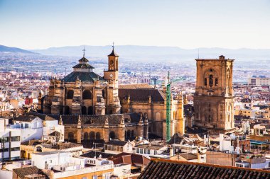 Granada 'nın pitoresk Albaisin ilçesinde güneşli bir yaz öğleden sonrasında. Endülüs İspanya.