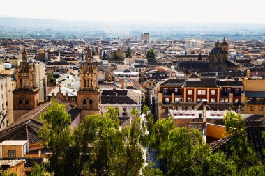 Granada 'nın pitoresk Albaisin ilçesinde güneşli bir yaz öğleden sonrasında. Endülüs İspanya.