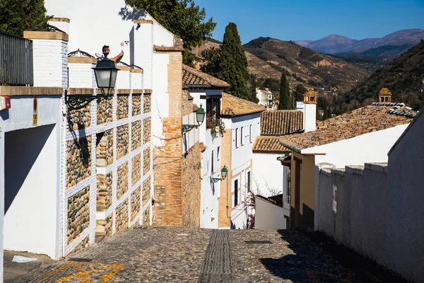 Malowniczej Dzielnicy Albaicin Granadzie Słoneczne Letnie Popołudnie Andaluzja Hiszpania — Zdjęcie stockowe