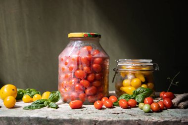 Kış için kavanozda kırmızı ve sarı domates.