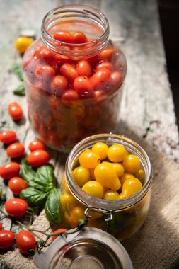 Kış için kavanozda kırmızı ve sarı domates.