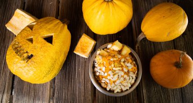 Cadılar bayramı balkabakları oymaya hazır.