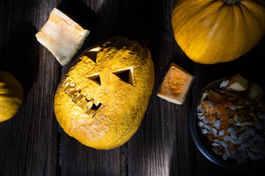 Cadılar bayramı balkabakları oymaya hazır.