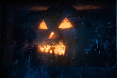 Geceleri pencerede parlayan korkunç Cadılar Bayramı kabağı