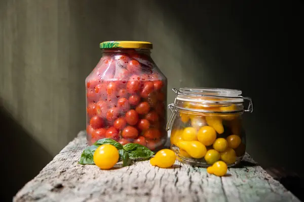 Rote Und Gelbe Kirschtomaten Glas Für Den Winter — Stockfoto