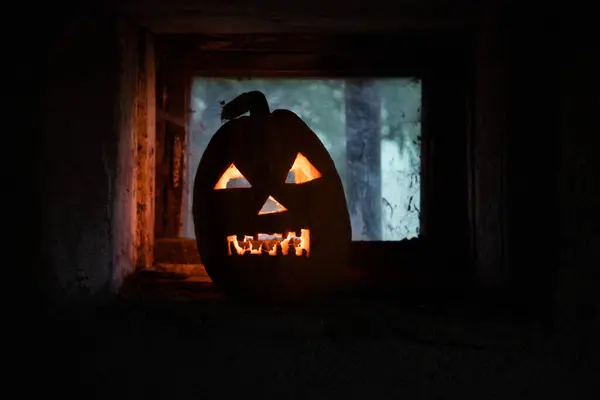 Labu Halloween Menakutkan Bersinar Jendela Malam Hari — Stok Foto