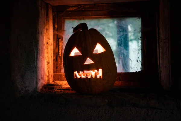 Effrayant Halloween Citrouille Luisant Dans Fenêtre Nuit — Photo