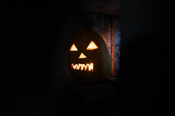 Страшная Тыква Хэллоуин Светится Окне Ночью — стоковое фото