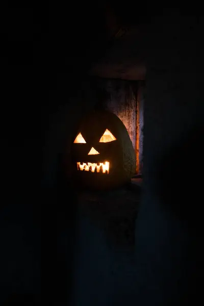 Strašidelná Halloweenská Dýně Zářící Noci Okně — Stock fotografie