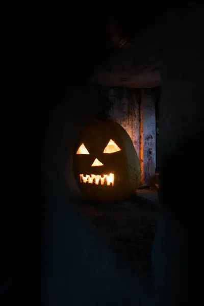 Gruseliger Halloween Kürbis Leuchtet Nachts Fenster — Stockfoto