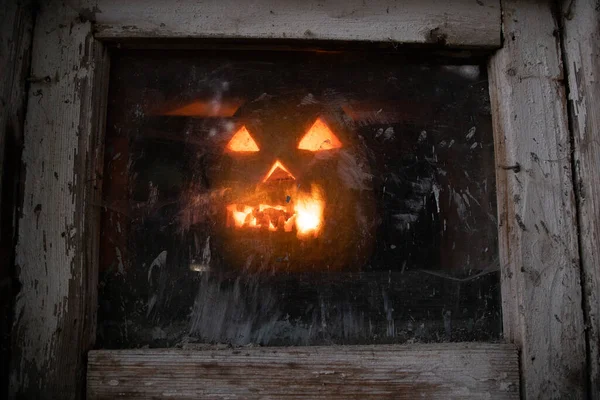 창문에서 빛나는 무서운 할로윈 — 스톡 사진