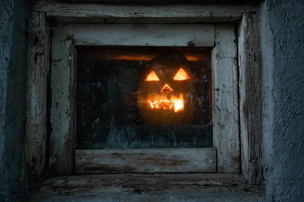 창문에서 빛나는 무서운 할로윈 — 스톡 사진