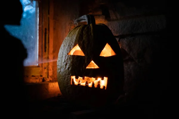 Abóbora Assustadora Halloween Brilhando Janela Noite — Fotografia de Stock