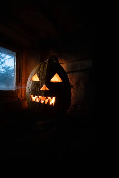 Skrämmande Halloween Pumpa Glöder Fönstret Natten — Stockfoto