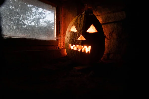 Effrayant Halloween Citrouille Luisant Dans Fenêtre Nuit — Photo