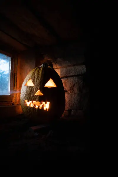 Страшная Тыква Хэллоуин Светится Окне Ночью — стоковое фото