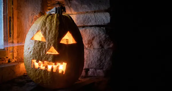 Abóbora Assustadora Halloween Brilhando Janela Noite — Fotografia de Stock