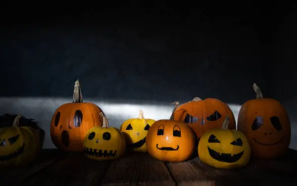 Страшно Смешно Хэллоуин Тыквы Деревянный Стол — стоковое фото