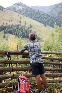 Kırsalda köpekle gezen bir adam