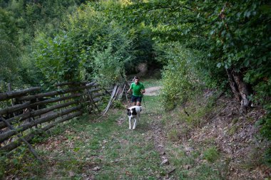 Kırsalda köpekle gezen bir adam