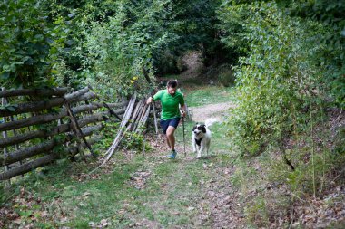 Kırsalda köpekle gezen bir adam
